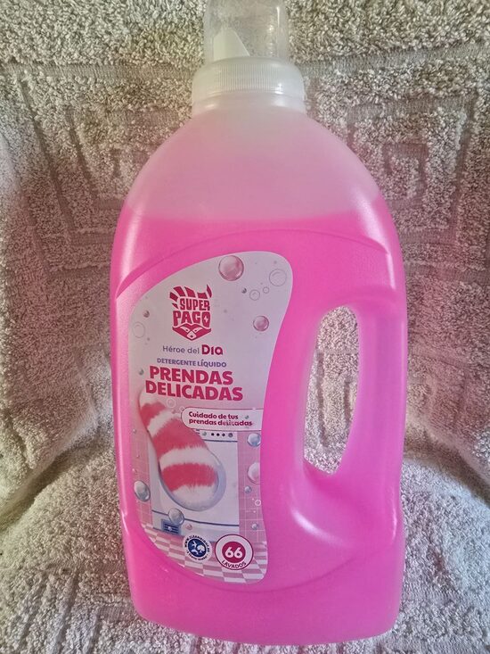 Šķidrais veļas pulveris smalkiem audumiem.