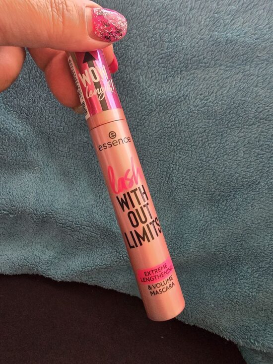 Skropstu tuša Essence Lash Without Limits Melna