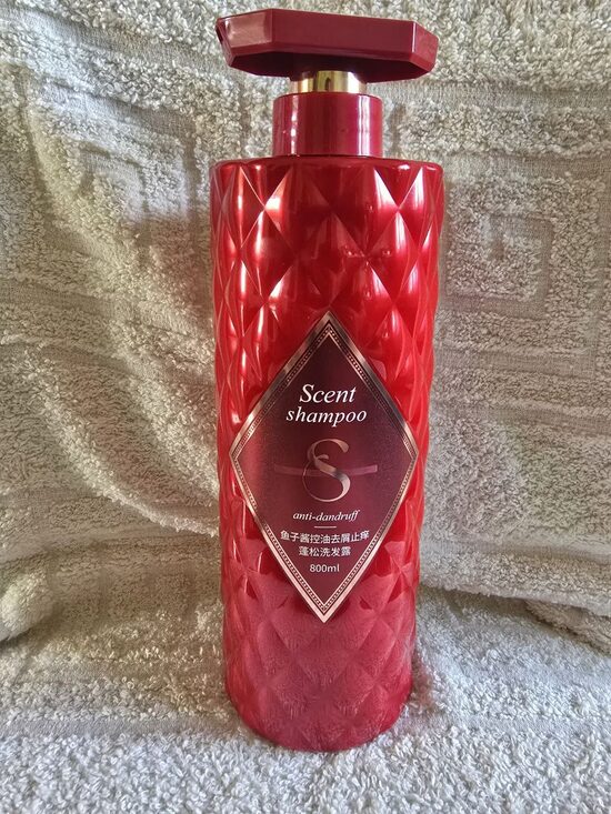 Šampūns ​​ar melno ikru eļļu pret blaugznām un sausiem matiem