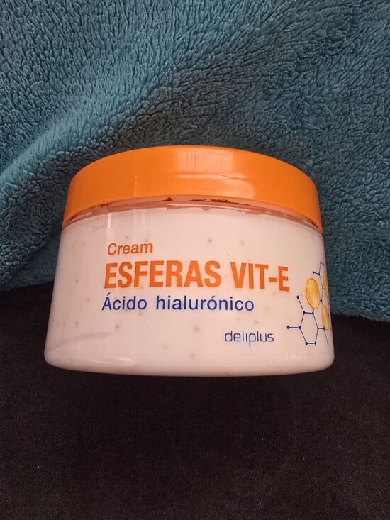 Mitrinošs ķermeņa krēms Deliplus Esferas VIT-E ar hialuronskābi un iekapsulētu E vitamīnu.