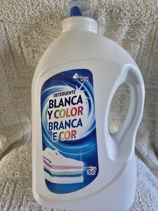 Veļas mazgāšanas līdzeklis  krāsainu un baltu drēbju mazgāšanai