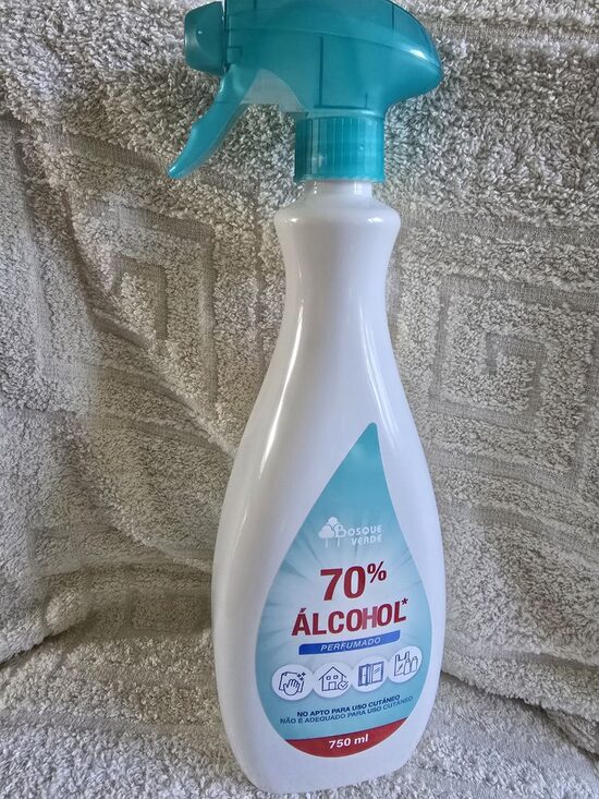 Universāls tīrīšanas līdzeklis ar 70% spirtu 750 ml