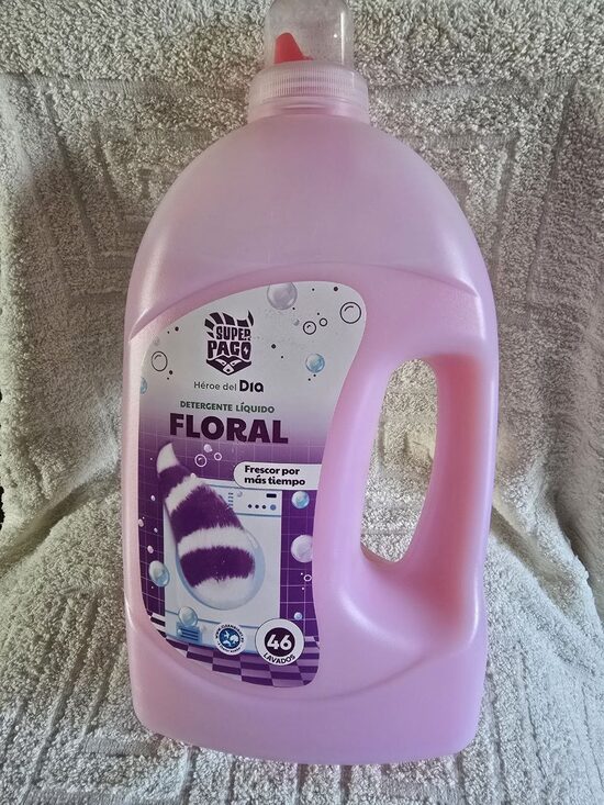 Šķidrais veļas mazgāšanas līdzeklis Super Paco FLORAL.