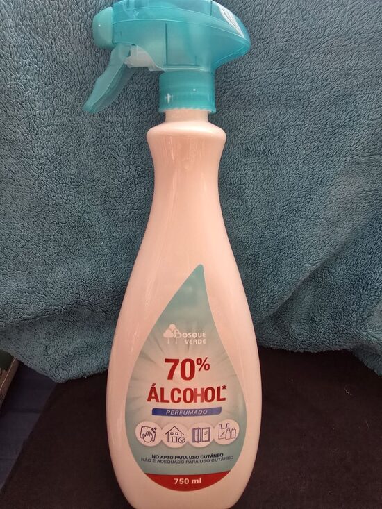 Universāls tīrīšanas līdzeklis ar 70% spirtu 750 ml